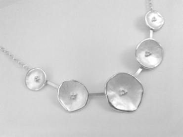 Rolled edge 5 flower necklace